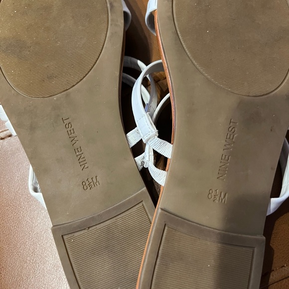 NINE WEST SANDALS Sz 8.5 White slip on slides.Gently loved like new cond… - Picture 4 of 6